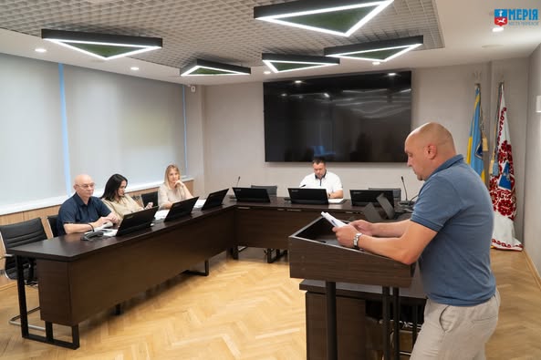 чиновники в залі