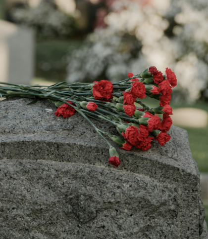 Мешканцю Львівщини винесли вирок за крадіжку квітів з могили