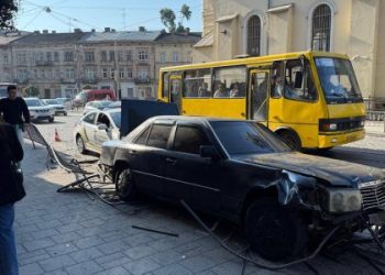 У центрі Львова водій під наркотиками зніс металевий паркан