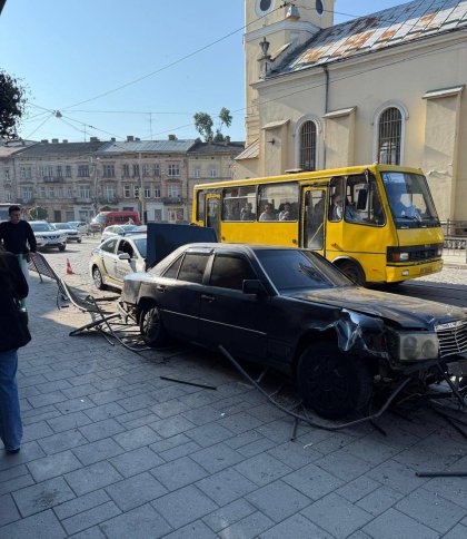 У центрі Львова водій під наркотиками зніс металевий паркан