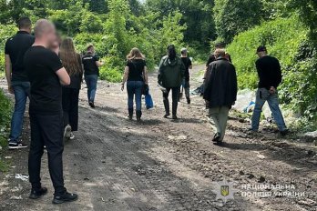 У Раві-Руській комунальники скидали сміття поза полігоном – 02