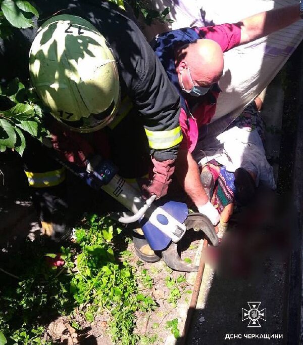 жінка поранилася серпом. поранену деблокували рятувальники