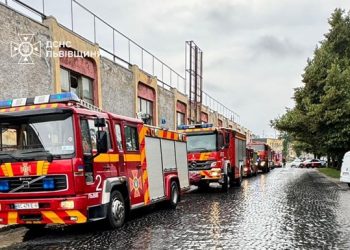 У Львові горить готель Власта: триває евакуація