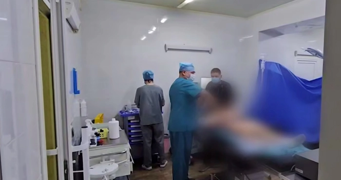 Лікарі та постраждалий / Скріншот з відео Херсонської ОВА