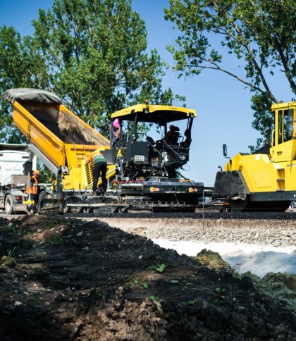 На Львівщині триває ремонт траси до кордону: розпочалося асфальтування