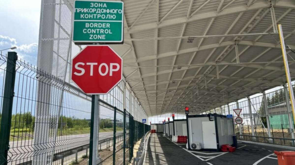 Пункт пропуску "Краківець" призупинив роботу