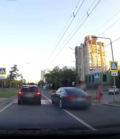 Відео надіслали очевидці: у Львові патрульні оштрафували порушника ПДР