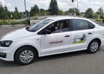 дівчина за кермом навчального автомобіля автошколи Магістраль