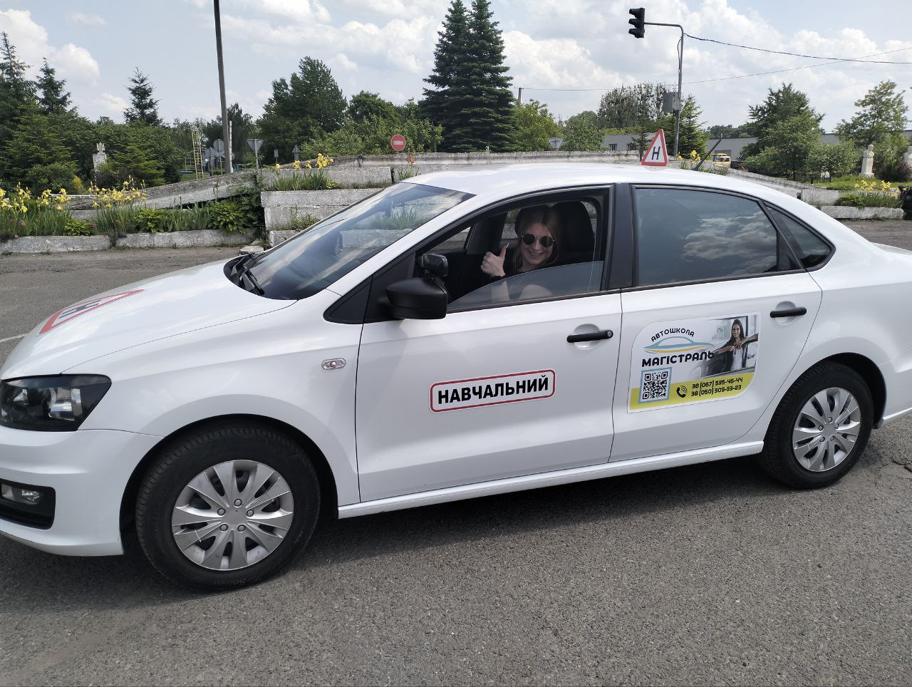 дівчина за кермом навчального автомобіля автошколи Магістраль