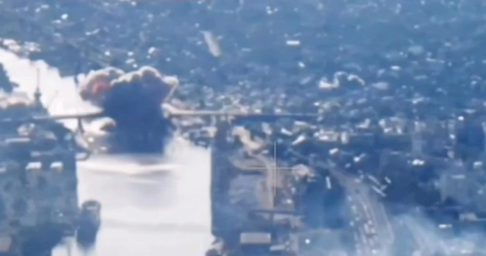 Удар по мосту / Скріншот з відео