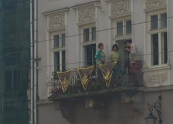 У Львові навпроти міськради влаштували оголену фотосесію