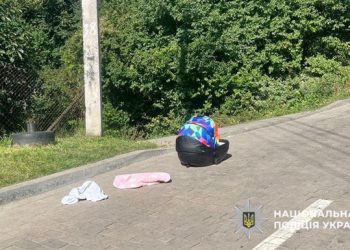 У Львові чоловік поставив люльку з немовлям на дах авто і поїхав