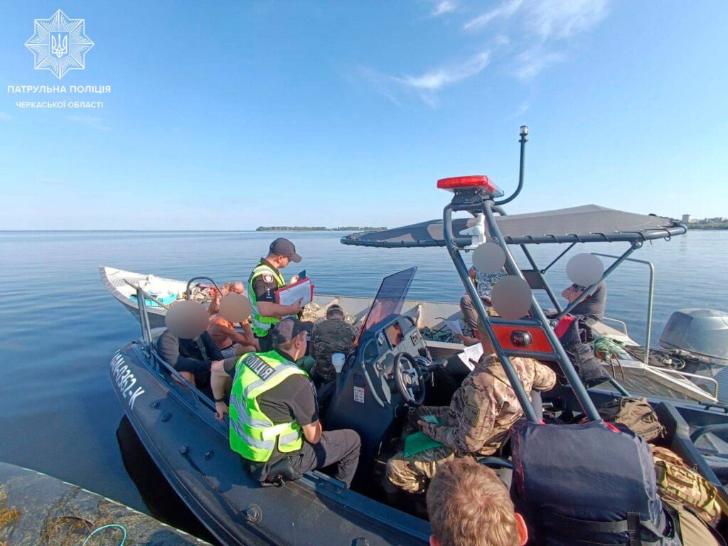 незаконне рибальство на Дніпрі. поліція складає акт на браконьєрів