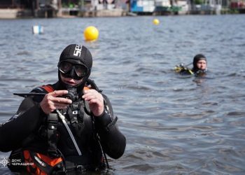 Французькі інструктори навчили рятувальників підводному розмінуванню — Новости Черкасс
