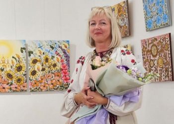 «Квітковий код нації»: у художньому музеї відкрилася виставка художниці Олени Кононенко  — Новости Черкасс
