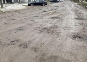 На Сихові майже за три роки після скарг мешканців відремонтують дорогу