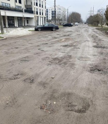 На Сихові майже за три роки після скарг мешканців відремонтують аварійну дорогу