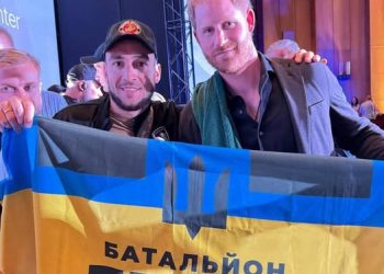 Принц Гаррі отримав прапор 159-го батальйону від захисника з Черкас — Новости Черкасс
