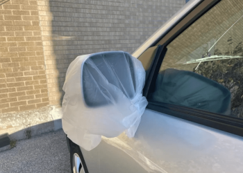 Шахрайський трюк із пакетом на дзеркалі авто: як злодії обкрадають водіїв | АВТО НОВИНИ |