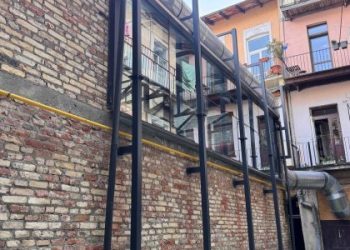 У будинку в центрі Львова демонтували незаконну трубу