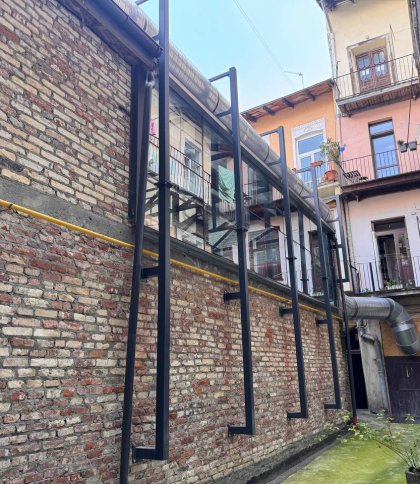 У будинку-памʼятці в центрі Львова демонтували незаконну трубу