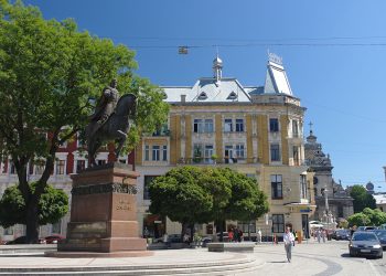 У центрі Львова демонтовують ще два кіоски, які заважали руху пішоходів –