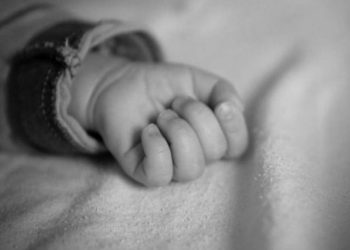 У Львові чоловік поставив люльку з немовлям на дах автівки і поїхав: дитина отримала травми –