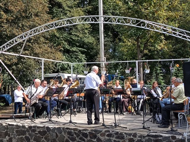 Виступає народний аматорський духовий оркестр Михайлівського Будинку культури, що неподалік Кам’янки. Керівник Петро Крупський