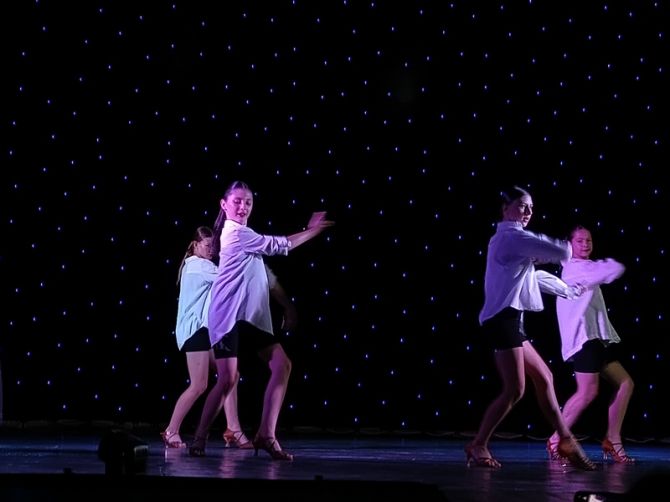 Виступають учасники клубу бального танцю „Фієста” з села Степанки