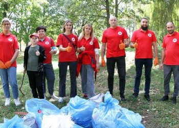 У смілянському центральному міському парку пройшла благодійна акція в рамках Всесвітнього дня прибирання — Новости Черкасс