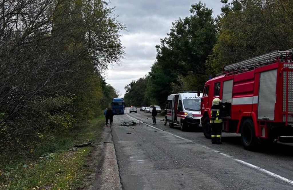 машина рятувальників на трасі