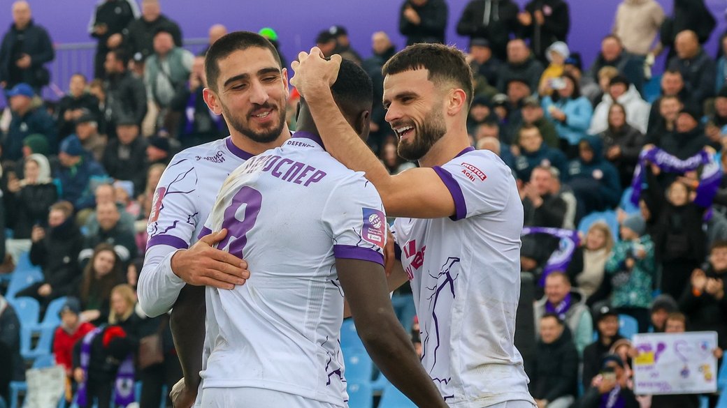 гравці ЛНЗ радіють перемозі у матчі