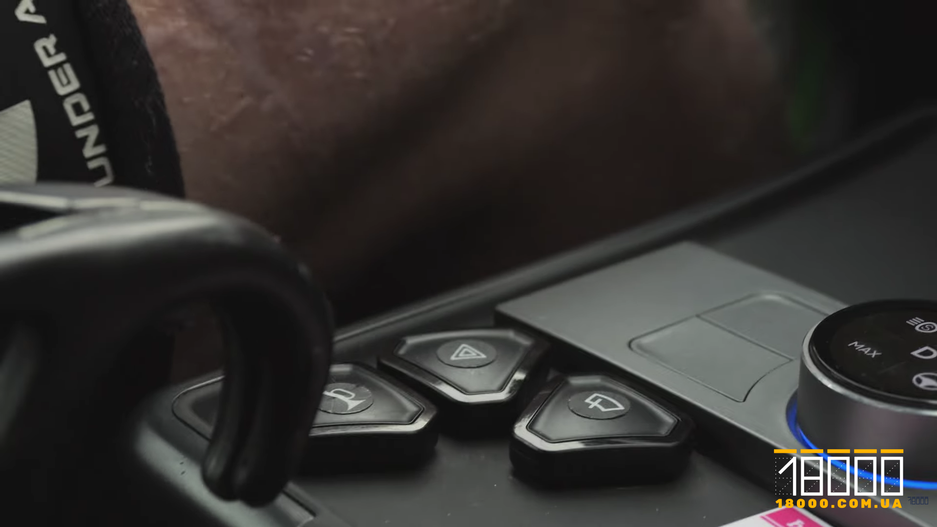 Кнопки в Теслі