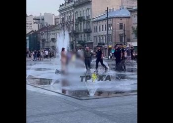 У Львові поліцейські наздоганяли голу жінку. 18+