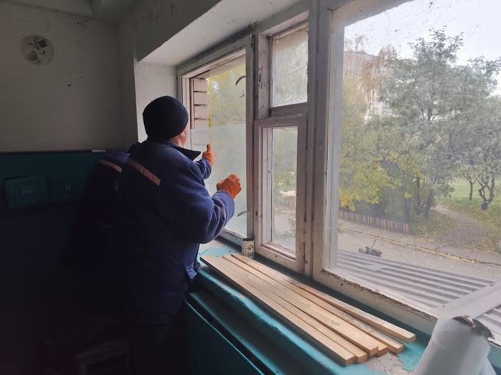 Комунальник біля вікна