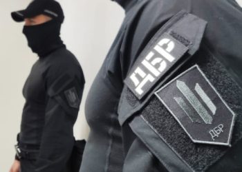 На Львівщині офіцер змушував підлеглих військових класти бруківку й ставити пам’ятники своїм батькам –