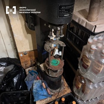 На Львівщині БЕБ викрило два підпільні цехи з виготовлення контрафактного алкоголю – 02
