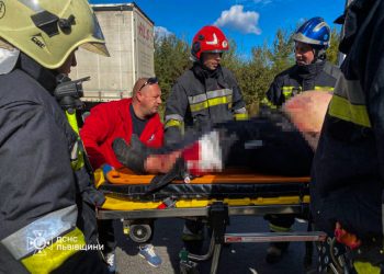Новини Львова: На Львівщині рятувальники деблокували водія з понівеченої вантажівки