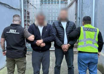 Новини Львова: Прикордонники викрили схему переправлення людей у сховках автобусів