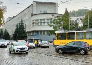 Новини Львова: Трамвай № 3 в сторону центру не їде: ДТП