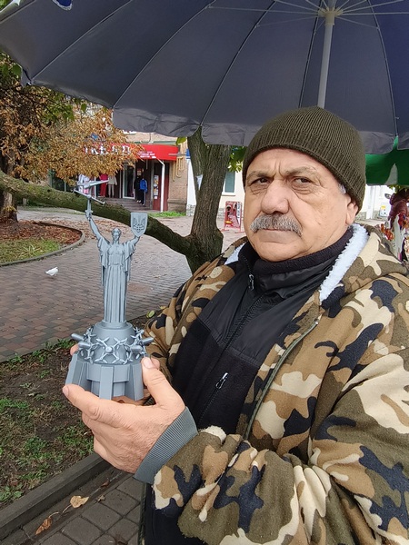 Рамазан Таібов зі скульптурою Батьківщина-Мати, якою нині вона, на його думку, мала би бути Рамазан Таібов зі скульптурою Батьківщина-Мати, якою нині вона, на його думку, мала би бути