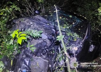Водій BMW в’їхав у дерево, травмувалися троє людей — Новости Черкасс