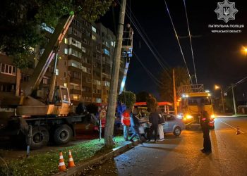 Водій Chevrolet у Черкасах в’їхав в електроопору — Новости Черкасс