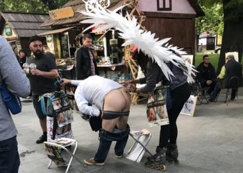 У Львові “дівчину-ангела” затримали за розмальовування туристу сідниць