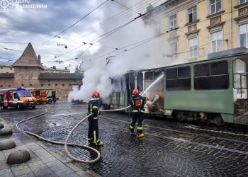 У Львові під час руху загорівся трамвай