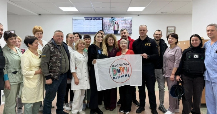 Анджеліна Джолі з херсонськими медиками / Херсонська обласна дитяча лікарня