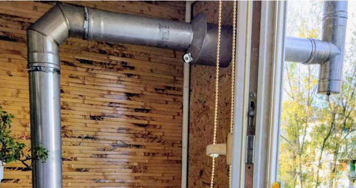 Труба від «буржуйки» з балкона на вулицю / Фото: Микола Лучка