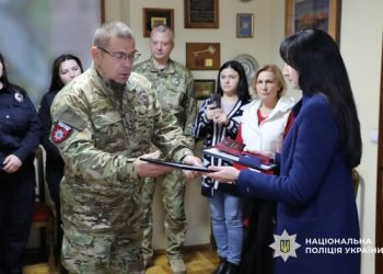 На Черкащині дружині загиблого поліцейського вручили відзнаку Головнокомандувача та державну нагороду  — Новости Черкасс