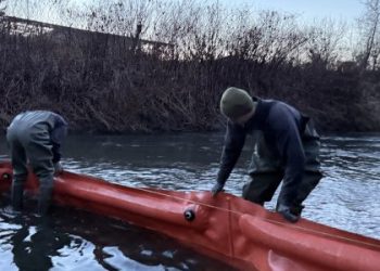 Невідома плямам на поверхні річки на Дрогобиччині — Львівщіна