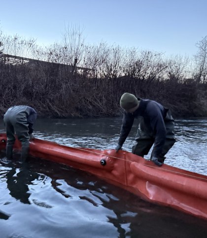 На поверхні річки в Дрогобичі виявили пляму невідомого походження